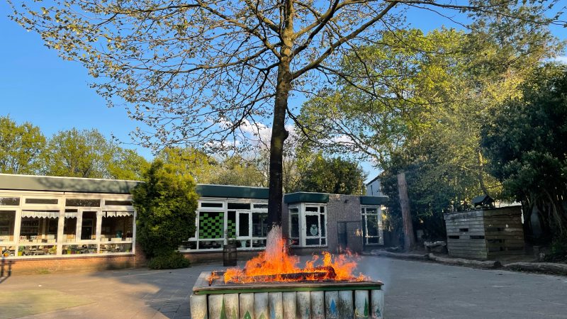 Bankjes en fiets op schoolplein door brand verwoest