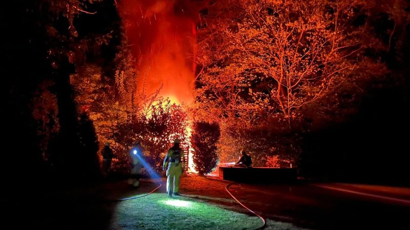 Brand in berging bij zwembad