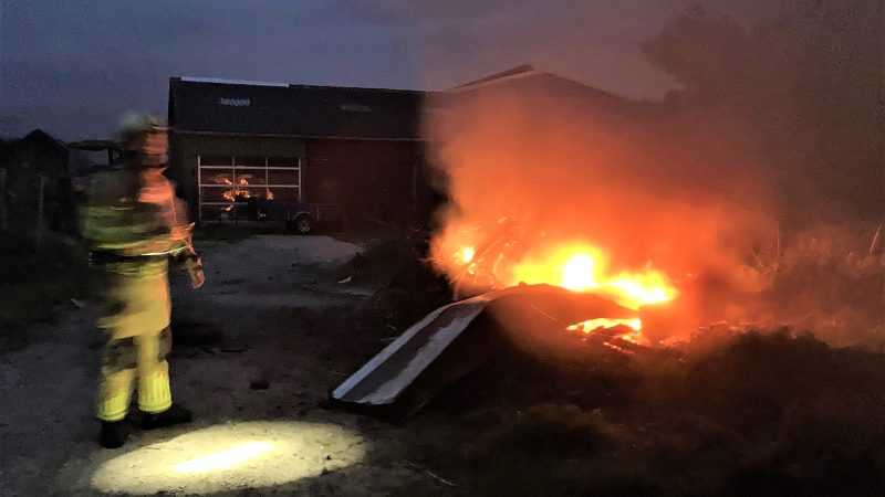 Afvalberg in brand op boerenerf