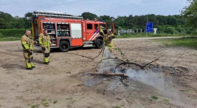 Brandweer blust restanten kampvuur