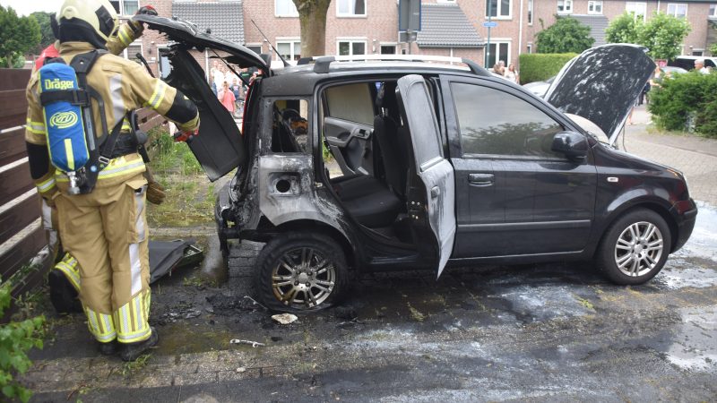 Onbekende oorzaak autobrand in Soest