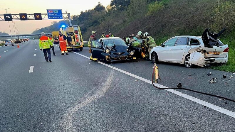 Auto op vluchtstrook aangereden