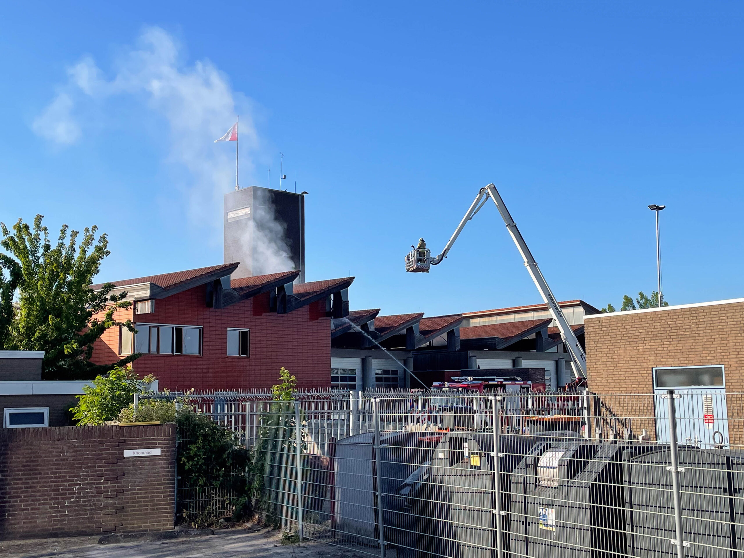 Brandweer blust brand in  eigen huis