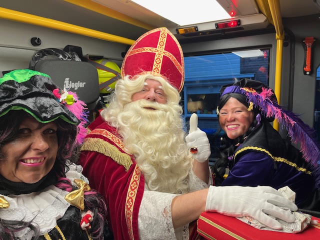Sint en Piet als de brandweer