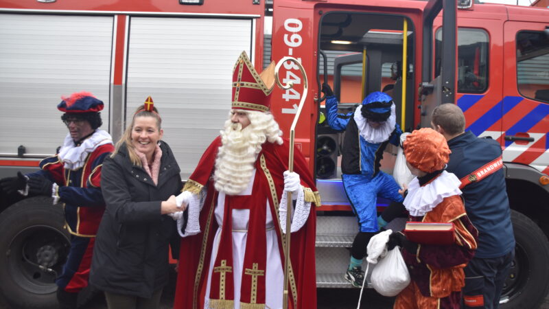 Sinterklaas bezoekt brandweerkinderen