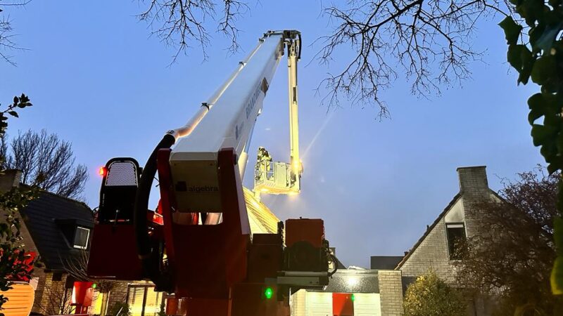 Brandweer blokkeert weg door schoorsteenbrand