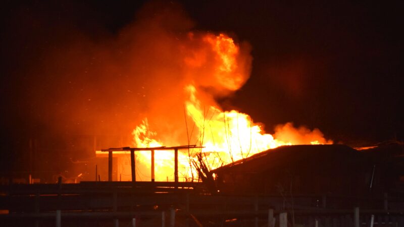 Uitslaande brand verwoest tuinhuis