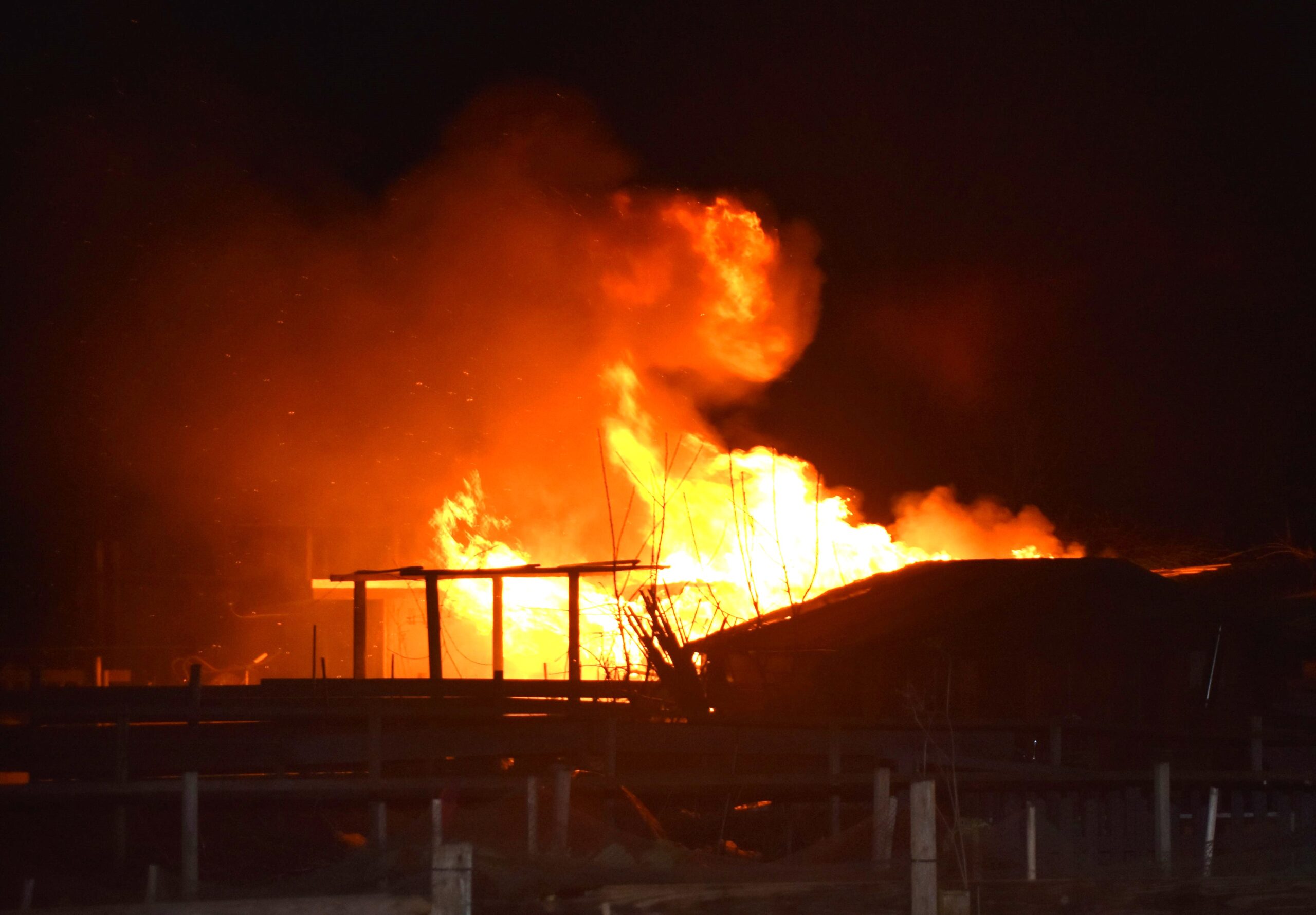 Uitslaande brand verwoest tuinhuis