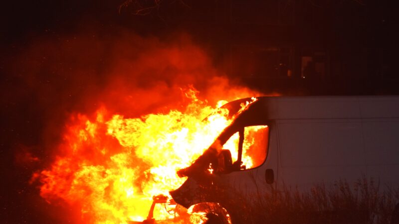Brand verwoest bestelauto in Soest
