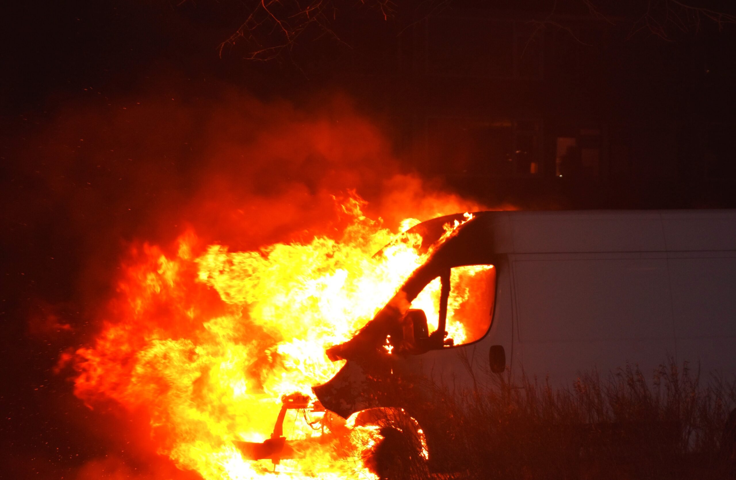 Brand verwoest bestelauto in Soest