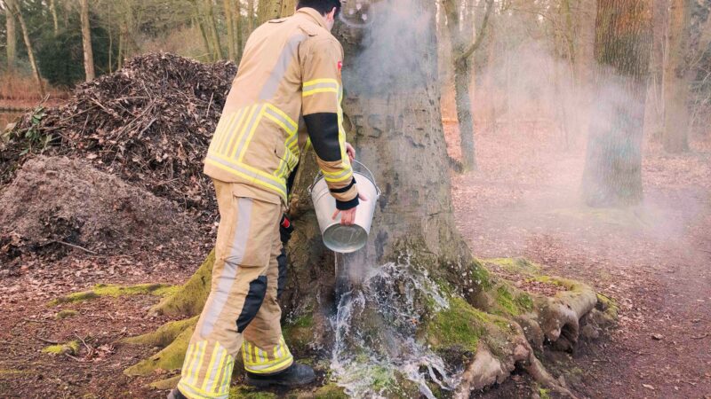 Twee uur gemoeid met blussen boombrand