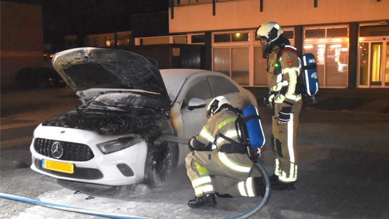 Auto in brand gestoken op parkeerplaats
