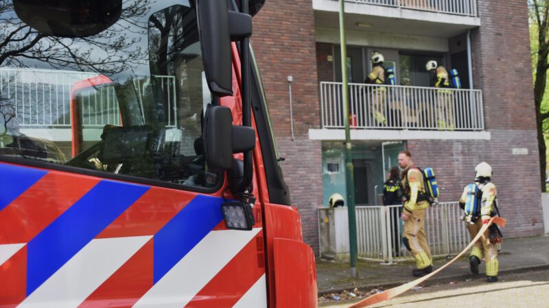 Man slaapt door rook en alarm heen