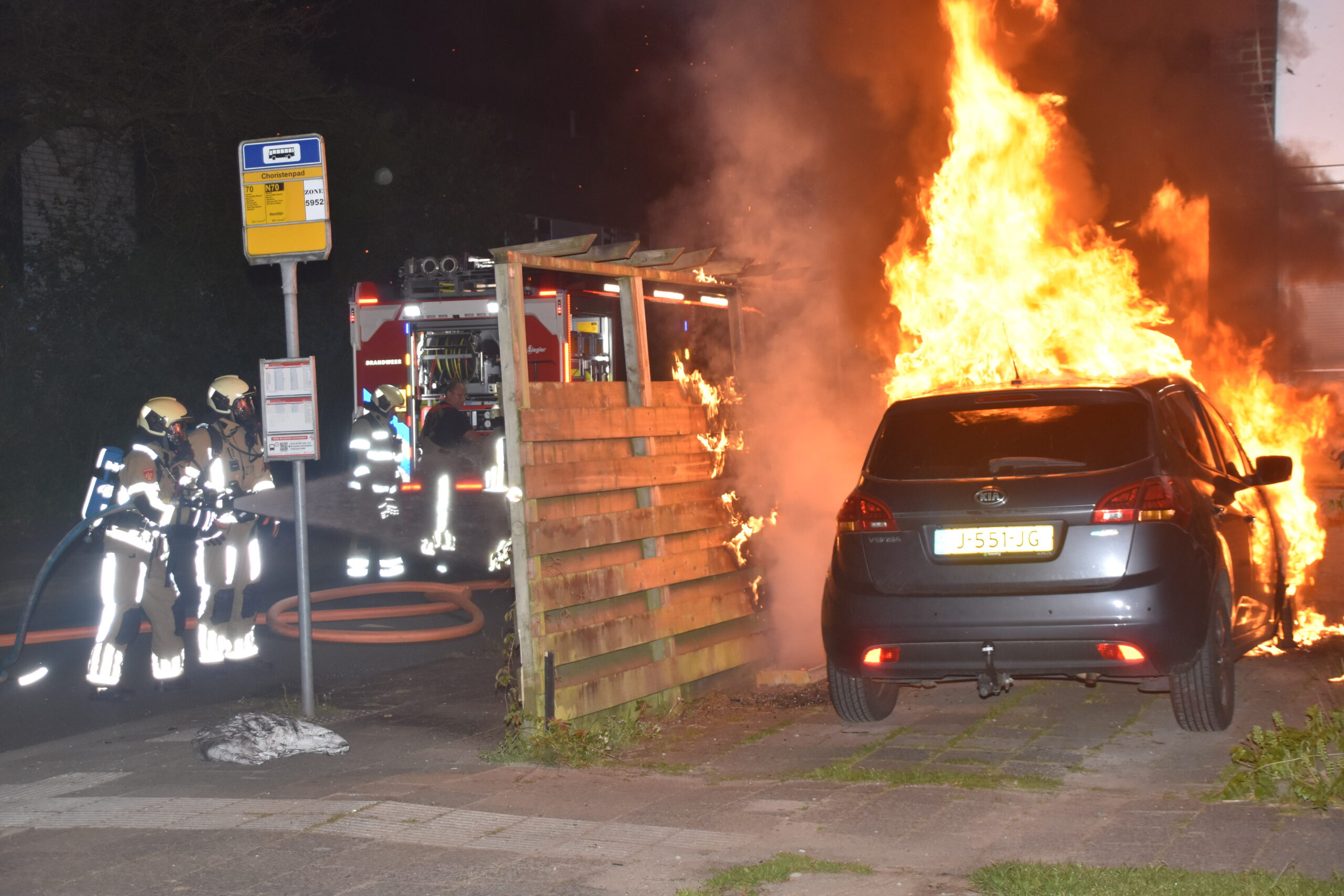 Auto door brand verwoest