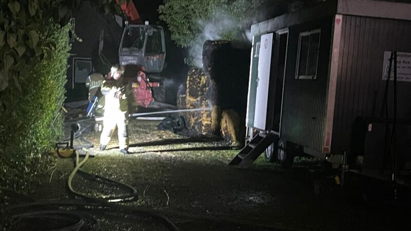 Brand in rietopslag bij boerderij in Soest