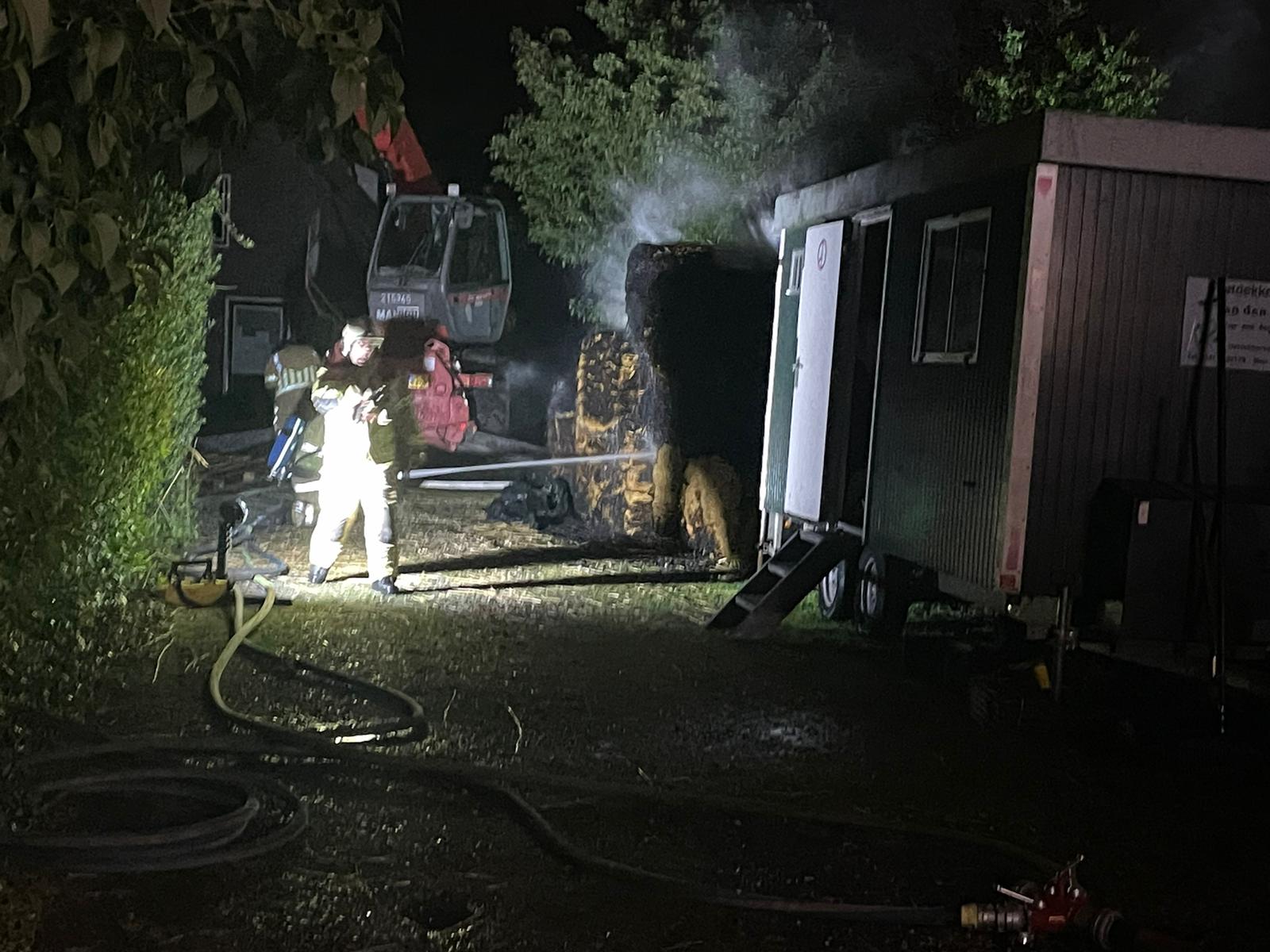 Brand in rietopslag bij boerderij in Soest