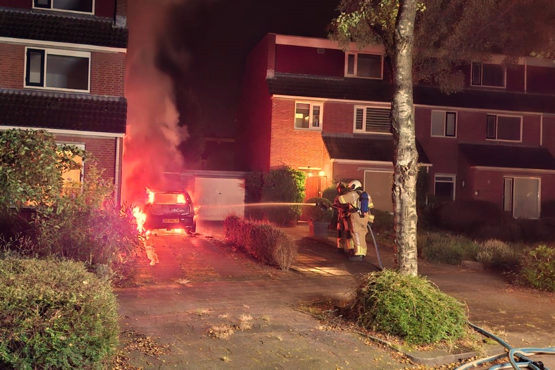 Auto van vakantiegangers uitgebrand