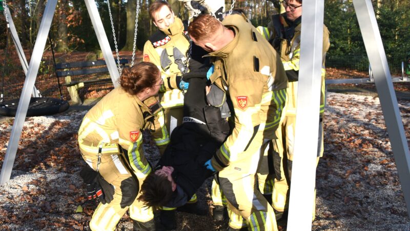 Scholier vast in  schommel: brandweer bevrijdt hem