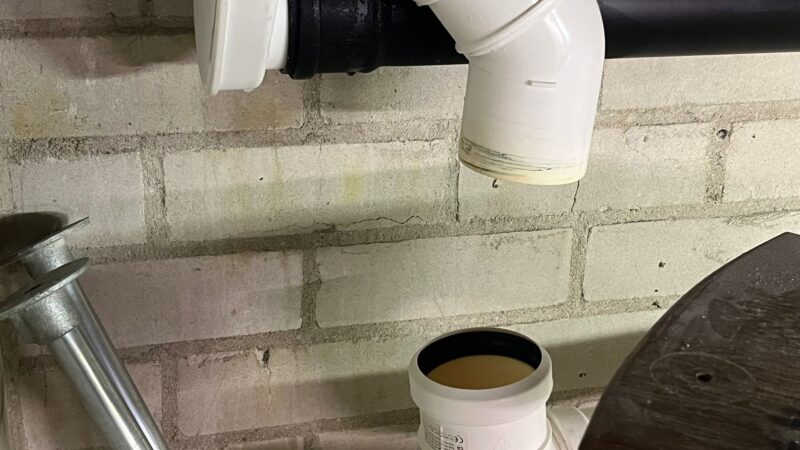 Gaslucht in winkel door losgeschoten leiding