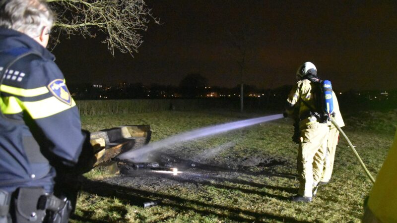 Brandje gesticht op grafheuvel