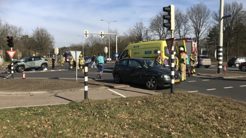 Twee gewonden en ravage bij aanrijding