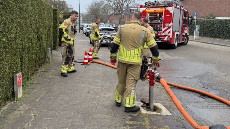 Brandweer spoelt stinkende riolering door