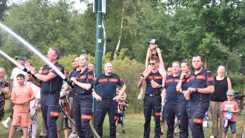 Brandweer koelt wandelaars….en zichzelf