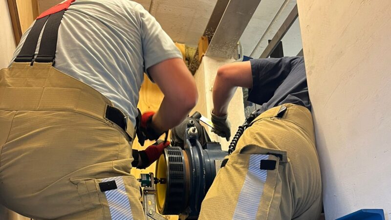 Vrouw na twee uur bevrijd uit lift