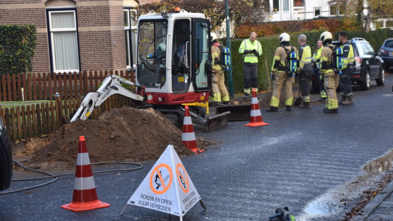 Graafmachine trekt gasleiding stuk