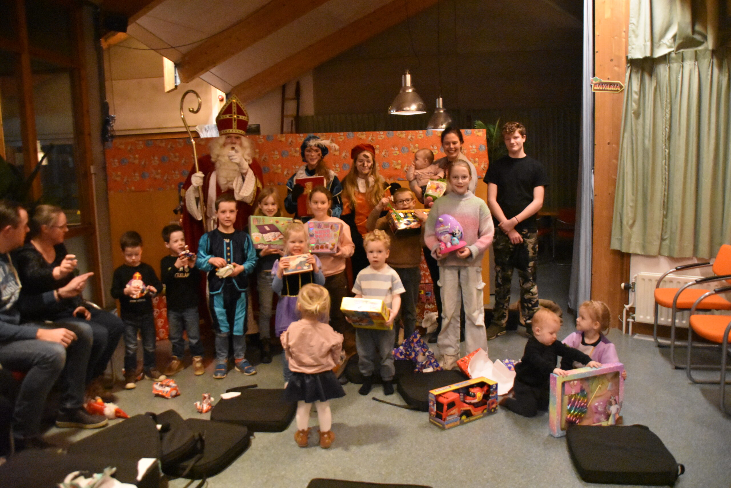 Sinterklaas op bezoek bij brandweerkinderen