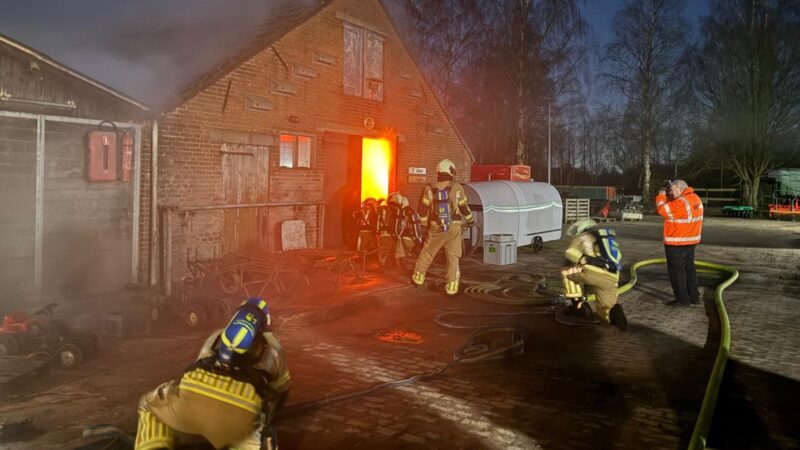 Brandweer oefent op boerderij Willemshoeve