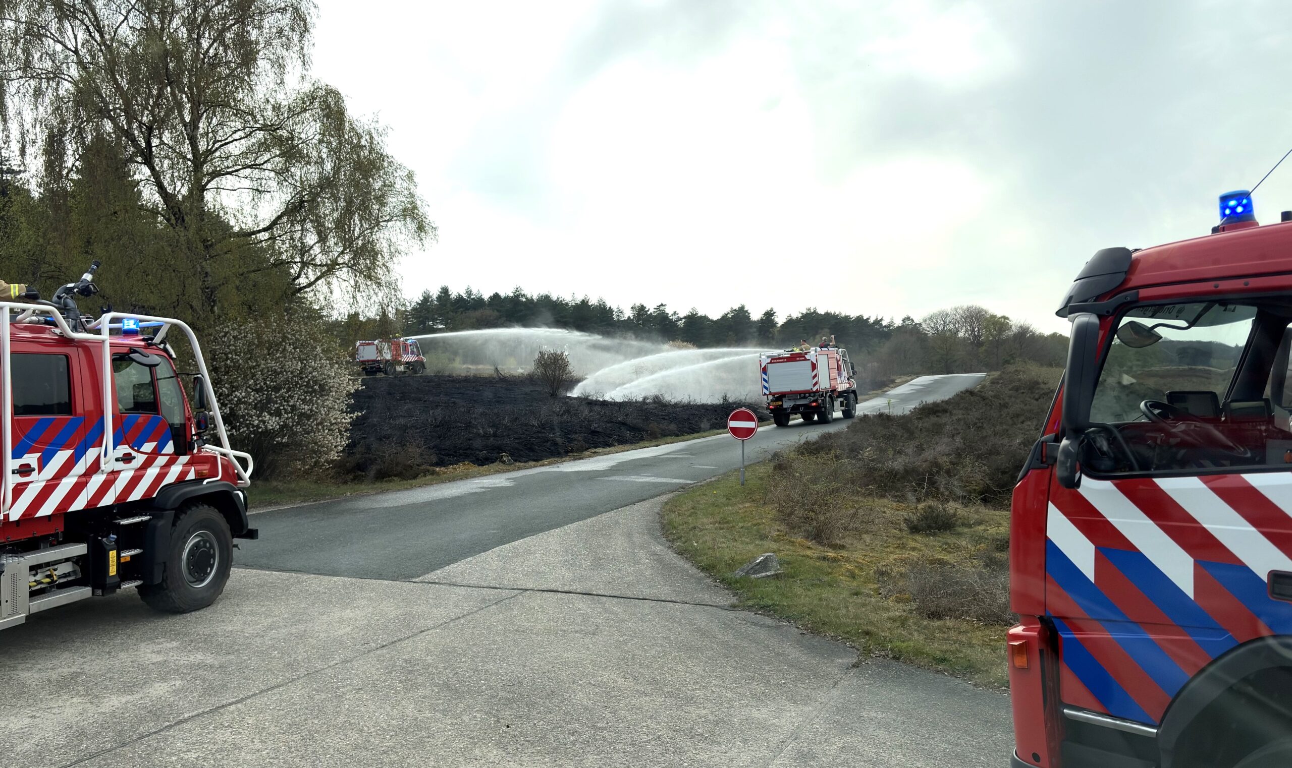 Veel brandweerkorpsen naar heidebrand Soesterberg