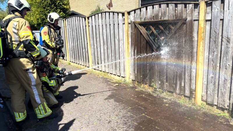 Container en schutting in brand in Soest