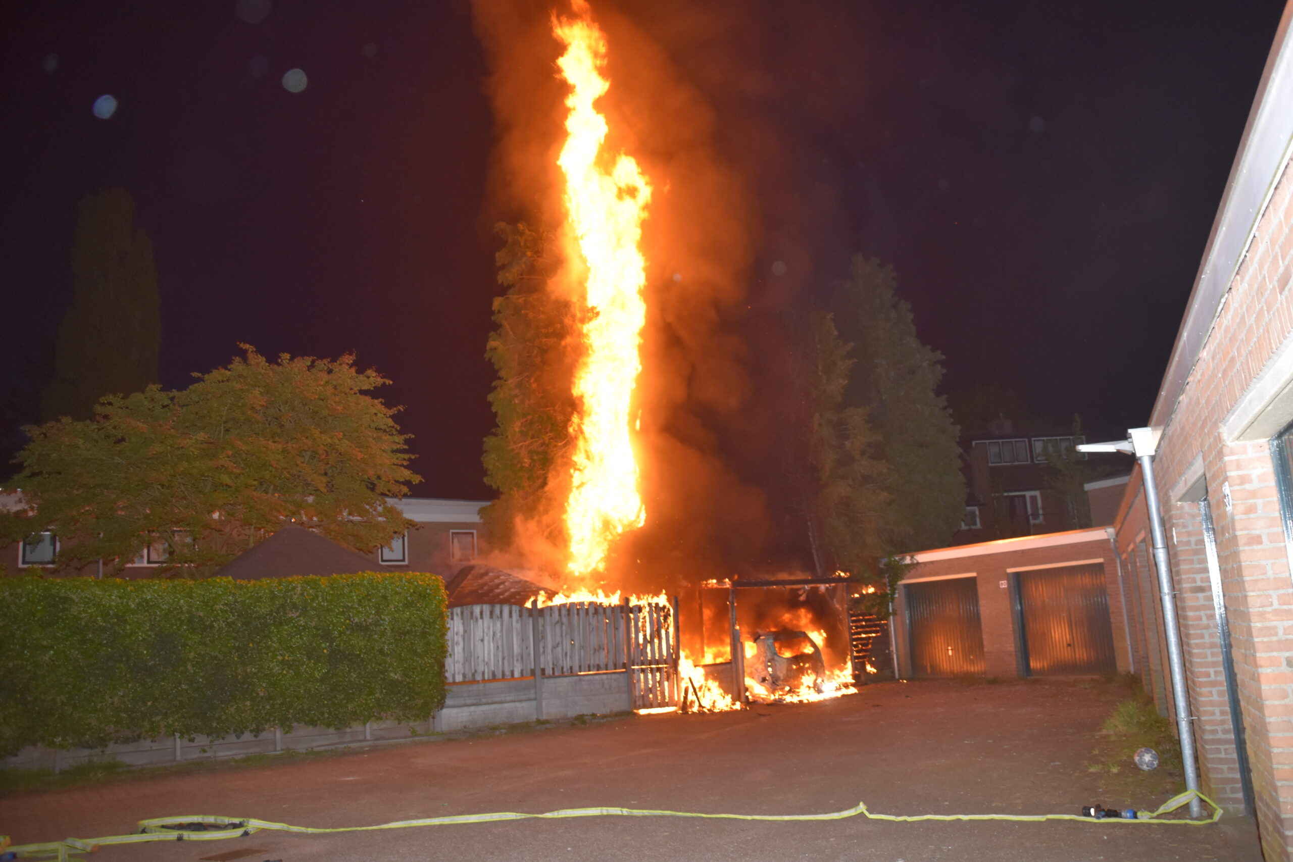 Bijgebouwen en auto door brand verwoest