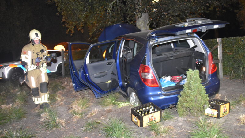 Auto botst op rotonde tegen boom