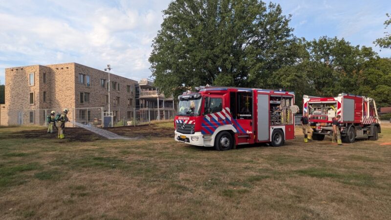 Grasveld in brand bij zorgpark