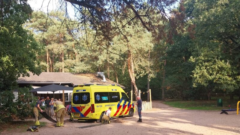 Brandweer trekt ambulance los uit duinen