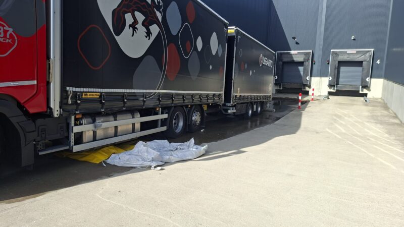 Tank vrachtwagen scheurt: 500 liter diesel gelekt
